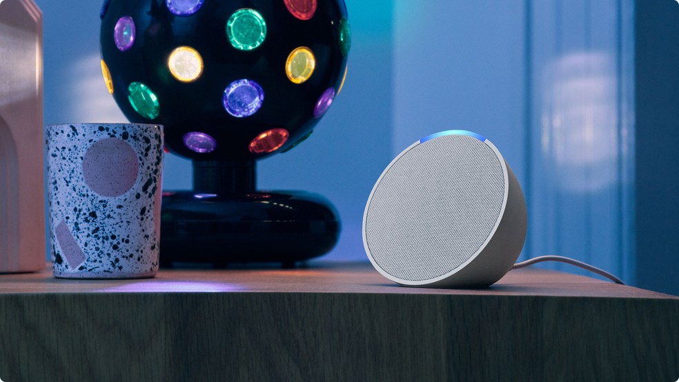 A Echo Pop foi um dos produtos lançados pela Amazon em 2023 com integração com a assistente virtual Alexa — Foto: Reprodução/Amazon