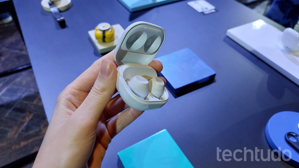 Galaxy Buds FE tem design ergonômico — Foto: Gisele Barros/TechTudo