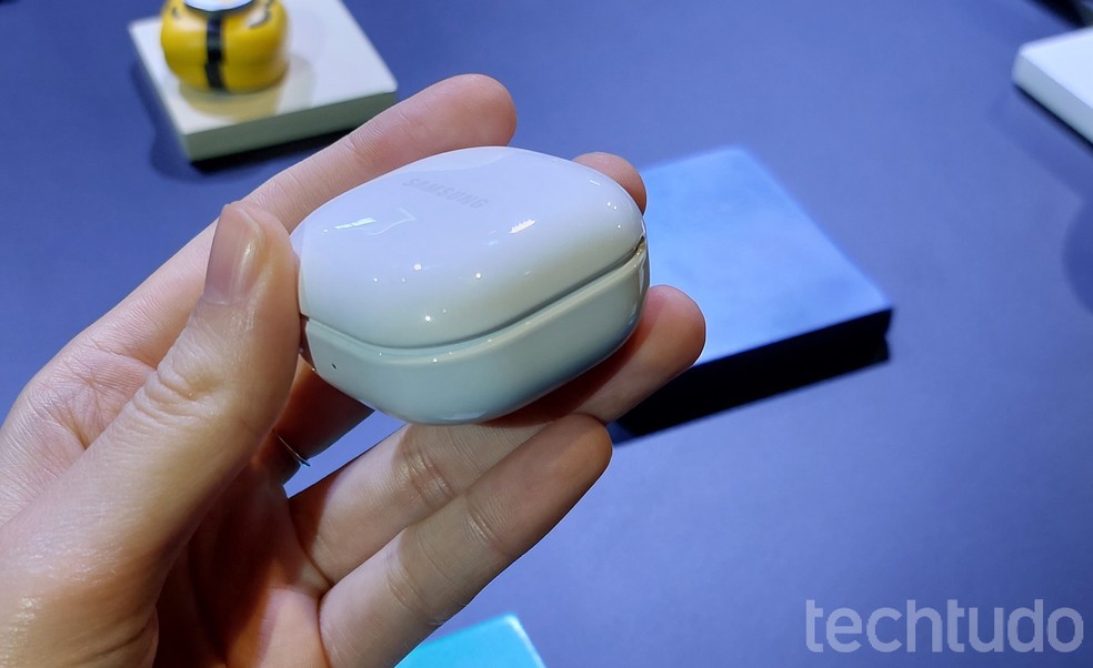 Bateria do Galaxy Buds FE pode durar até 30 horas, incluindo carga da case do fone — Foto: Gisele Barros/TechTudo