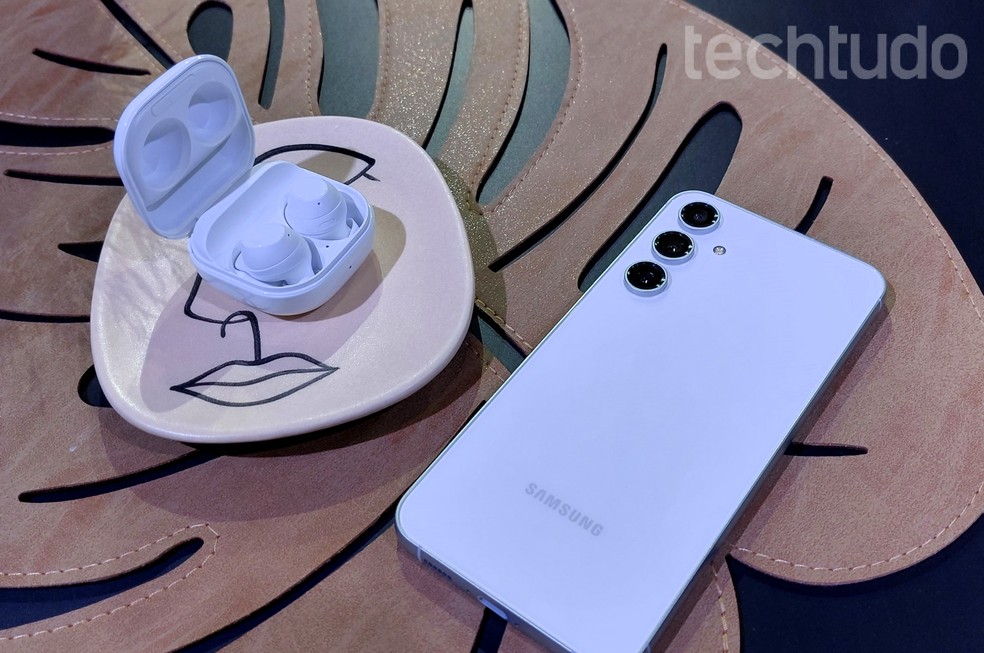 Galaxy Buds FE pode ser controlado por aplicativo em celulares Samsung — Foto: Gisele Barros/TechTudo