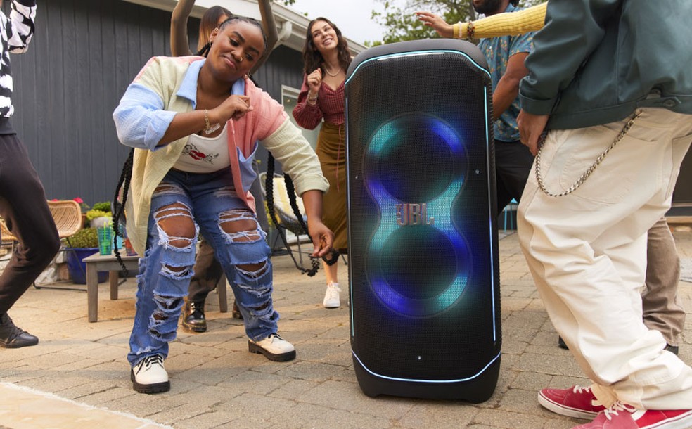 JBL PartyBox Ultimate pode ser usada em grandes festas ao ar livre — Foto: Divulgação/JBL