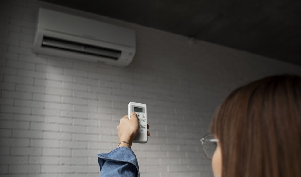 Ar-condiconado serve para gelar o ambiente, enquanto o ventilador circula o ar — Foto: Freepik