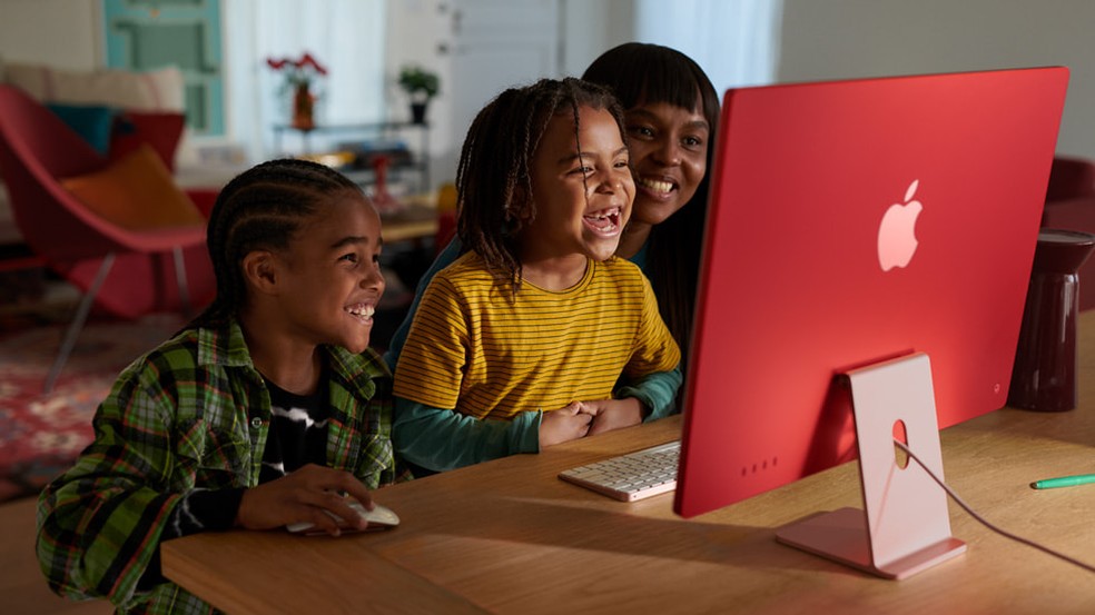 O novo iMac 24" com M3 eleva a experiência a um patamar superior — Foto: Reprodução/Apple